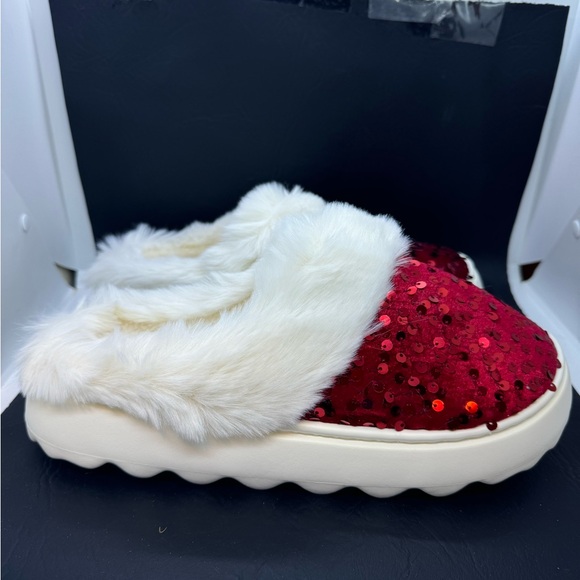 Women’s Slippers New - Picture 5 of 6